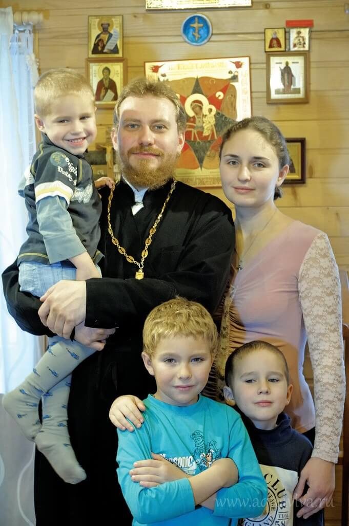 Иерей Фёдор Лаврентьев с семьёй
